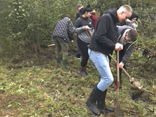 Die Jugendlichen hatten mit der dichten Grasnarbe zu kämpfen